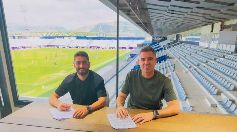 <i>Mario Martos y Fran Anera, en la firma del contrato. / Real Jaén.</i>