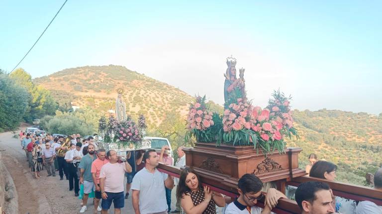 <i>Los vecinos de Hoyo Piedra acompañaron a su patrona, la Virgen de la Cabeza, con visible emoción y alegría durante todo el recorrido tradicional. / Adrián Claudio Bonache / Diario JAÉN. </i>