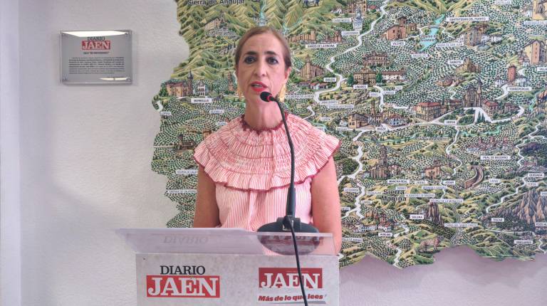 <i>Manuela Rosa Jaenes en el atril durante su intervención. / Agustín Muñoz / Diario JAÉN</i>