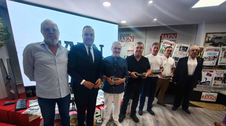 <i>Eleuterio Muñoz, junto a los policías José Antonio Muñoz, Diego Moya, Antonio Carrascosa, Alfonso Ruiz, David Miralles y José Mariano Olivares. / Agustín Muñoz / Diario JAÉN. </i>