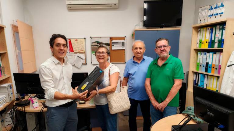 <i>Entrega a miembros de la Asociación Plataforma de Jubilados de Jaén. / Ayuntamiento de Jaén.</i>