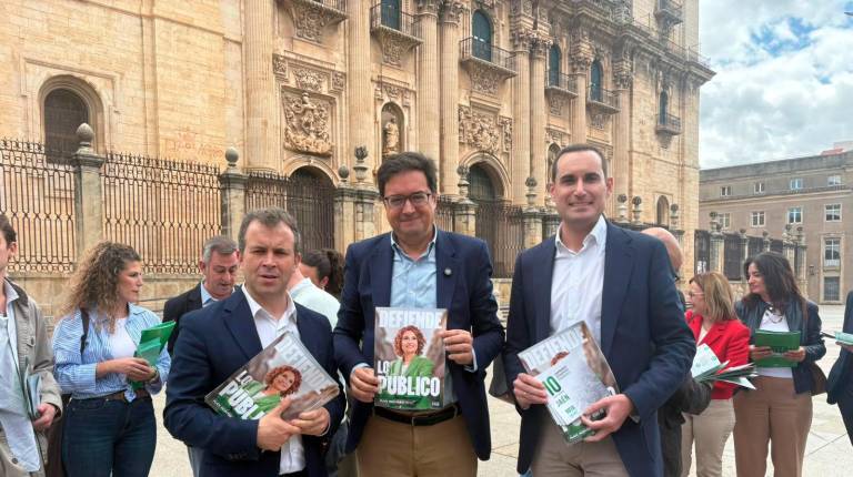 <i>Julio Millán, Óscar López y Juan Latorre en la Plaza de Santa María. / Juanfran Paredes / Diario JAÉN.</i>