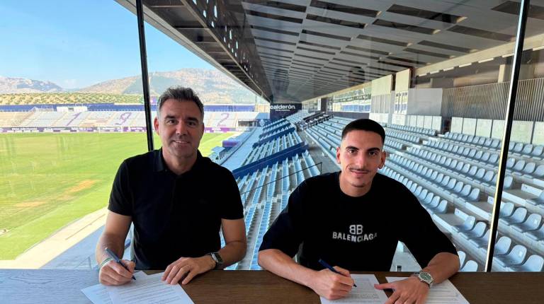 <i>Fran Anera y Busi, en la firma del contrato del jugador. / Real Jaén.</i>