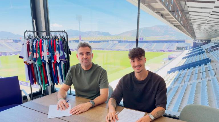 <i>Abel Sánchez firmando el contrato. / Real Jaén. </i>