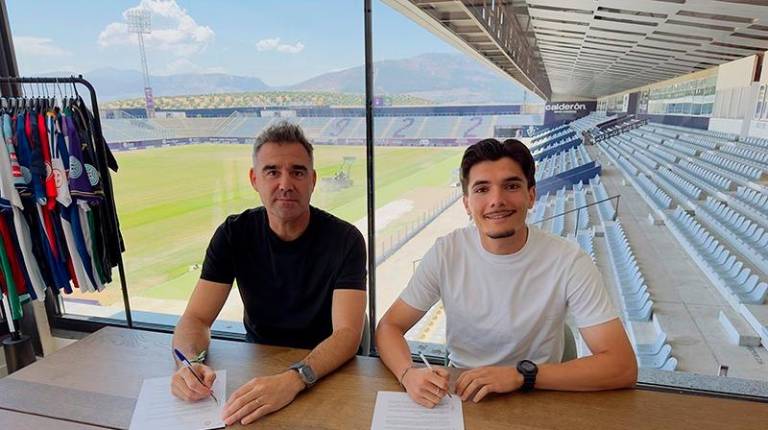<i>Fran Anera y Diego Morcillo, en la firma del contrato. / Real Jaén.</i>