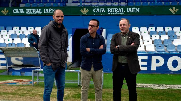 <i>Cristian Sanz y Miguel de la Fuente junto a Luis Vera, cuando el técnico fue presentado. / Antonio del Arco.</i>