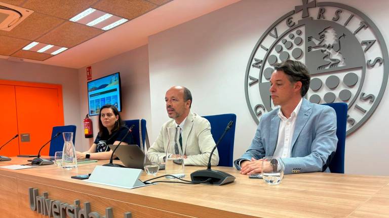 <i>María del Carmen Pegalajar, Francisco de Paula Roca y Miguel Ángel García presentan la nueva programación de los cursos. / UJA.</i>