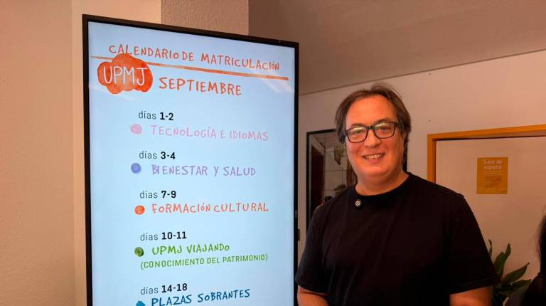 <i>José Manuel Higueras, junto al calendario de matriculación de la UPM. / Ayuntamiento de Jaén. </i>