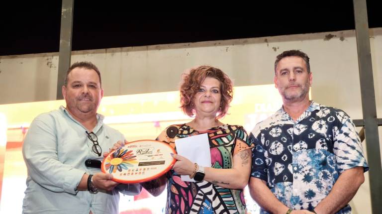 <i>El concejal Francisco de la Blanca entrega el galardón a los tíos de Juan Berlanga, Víctor Manuel Berlanga y María del Carmen Rezola. / Agustín Muñoz / Diario JAÉN. </i>