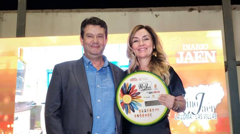 <i>Raúl Mata junto a la doctora en Química, Amparo Navarro, líder del grupo FQM-337. / Agustín Muñoz / Diario JAÉN.</i>