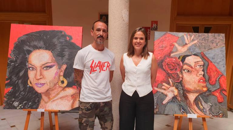 <i>Rubén González “Rubenartco” y la concejala Ángeles Díaz posan junto a dos obras de la muestra. / Ayuntamiento de Jaén.</i>