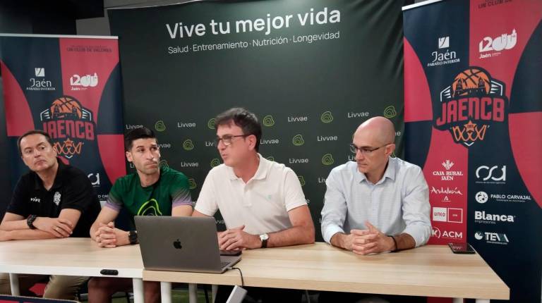 <i>Francis Sánchez, Antonio Foche, José María Comas y Javier Carrasco, en el acto de presentación. / G. Moreno / Diario JAÉN. </i>