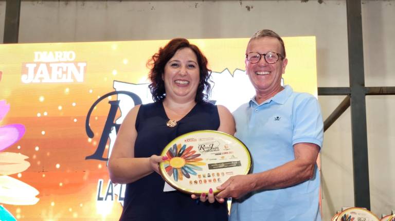 <i>Francisco Checa recoge el galardón de manos de la alcaldesa ruseña, Rocío Beltrán. / Agustín Muñoz / Diario JAÉN.</i>