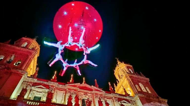 El 27 Festival de Otoño “toca el cielo” en su inauguración con el espectáculo de Zenit Aerial Ballet