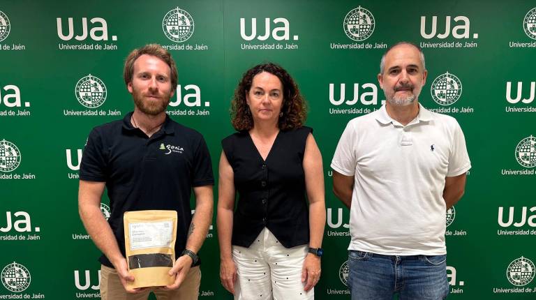 <i>Víctor Díaz Portellano, Carmen Martínez García y Antonio Manzaneda en la presentación del material digerido. / Universidad de Jaén. </i>