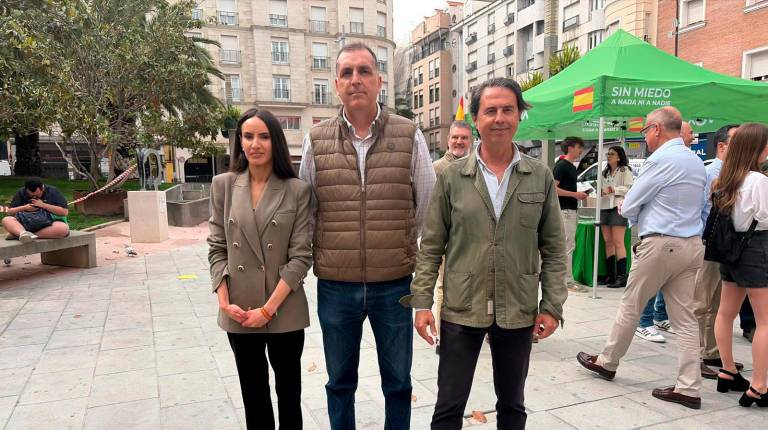 <i>Alba Sánchez, Samuel Vázquez y Benito Morillo, en la atención a medios. / Francisco J. Marín / Diario JAÉN.</i>