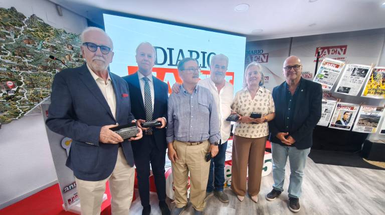 <i>Profesionales de la Abogacía recibieron un reconocimiento de parte de Diario JAÉN, que recibieron de parte de Manuel Fernández, subdelegado de Gobierno en Jaén. Así, recogieron la distinción Agustín Quílez, Francisco Javier Marín, José Calabrús, Marcos Gutiérrez y Natividad Ruiz-Rico. / Agustín Muñoz / Diario JAÉN. </i>