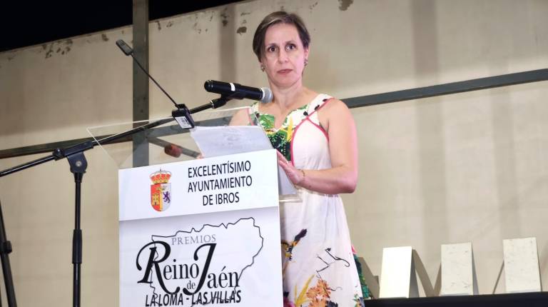 <i>Soledad Aranda Martínez durante su discurso en los Premios Reino de Jaén. / Agustín Muñoz / Diario JAÉN. </i>