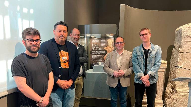 <i>El delegado territorial visita el Museo de Jaén para contemplar la pieza destacada del semestre. / Álvaro Guzguti / Diario JAÉN.</i>