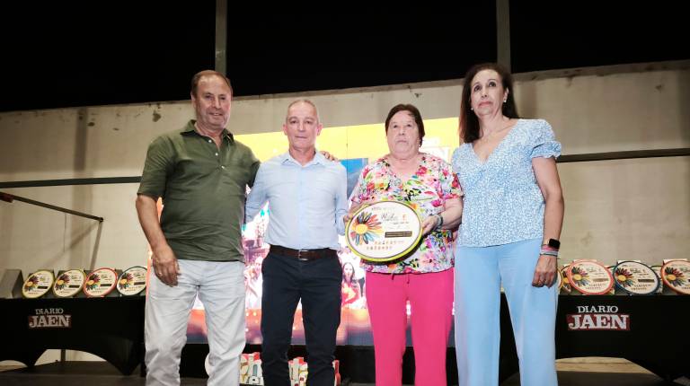 <i>La Cofradía de la Virgen de Lorite recoge el premio con el alcalde lupionense, Gonzalo Rus. / Agustín Muñoz / Diario JAÉN.</i>
