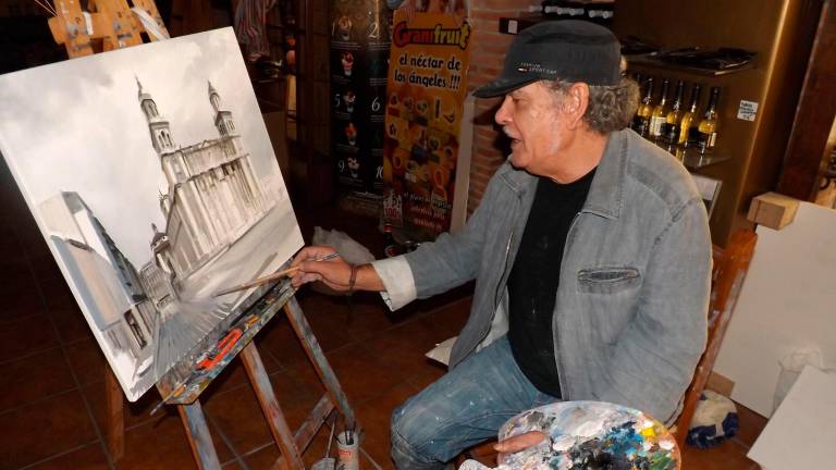 El pintor Melchor Mesa mientras pinta la catedral de Jaén. / Facebook.