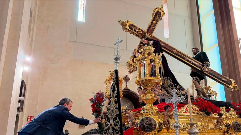 La capital se vuelca con El Abuelo en una emotiva ofrenda poética y floral previa a su esperada salida procesional