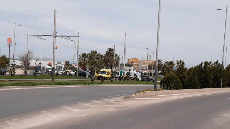 Dos ambulancias atienden un accidente en la rotonda de la Universidad