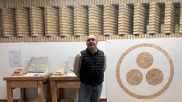 El profesor Octavio Álvarez, responsable del taller de talla en piedra y madera y promotor del proyecto. / Ana Lechuga / Diario JAÉN.