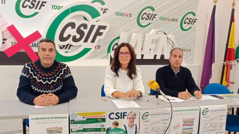 Antonio Cortés, Julia Carcelén y Sebastián Vallecillo Muñoz en la mesa durante la comparecencia. / Álvaro Guzguti / Diario JAÉN.