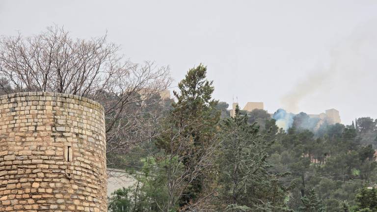 Este es el motivo del humo en las faldas del Castillo de Santa Catalina en los últimos días