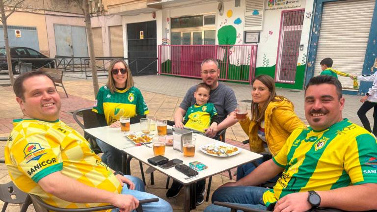 La marea amarilla toma las calles para recibir al Jaén Paraíso Interior