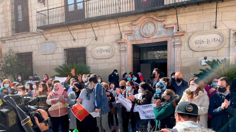 Alcalá la Real arropa a la madre de la menor en la concentración en repulsa por el crimen