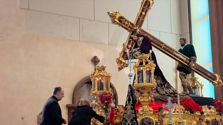 La capital se vuelca con El Abuelo en una emotiva ofrenda poética y floral previa a su esperada salida procesional