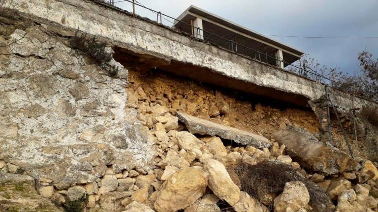 Alarma por el desmoronamiento de la calle de las Cruces en Alcalá la Real