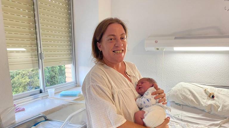 María Jesús Cazalla da a luz a su hijo en el salón de su vivienda en Jamilena