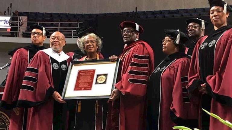 Donzella Washington, 80 años, hace historia como la graduada más longeva de una universidad de Alabama