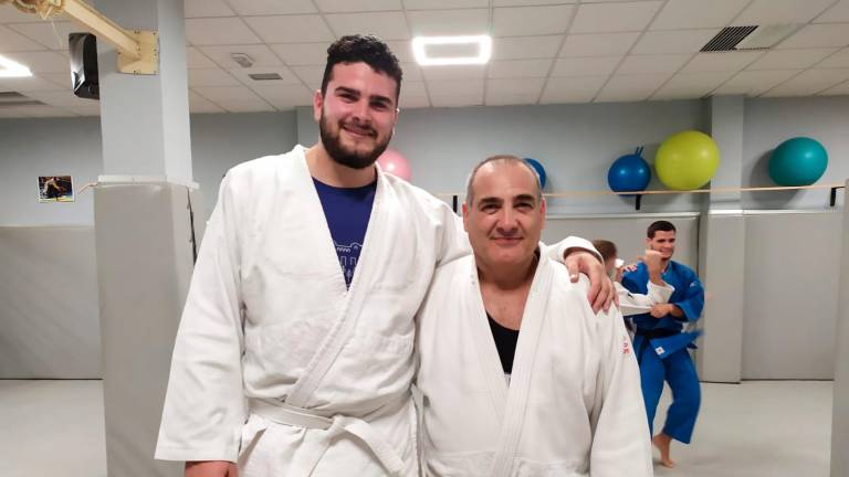 El atleta jiennense Alberto González practica judo para mantener la forma