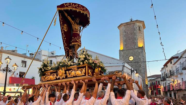 El Cristo de la Vera Cruz emociona en un trazado de luz a Iznatoraf