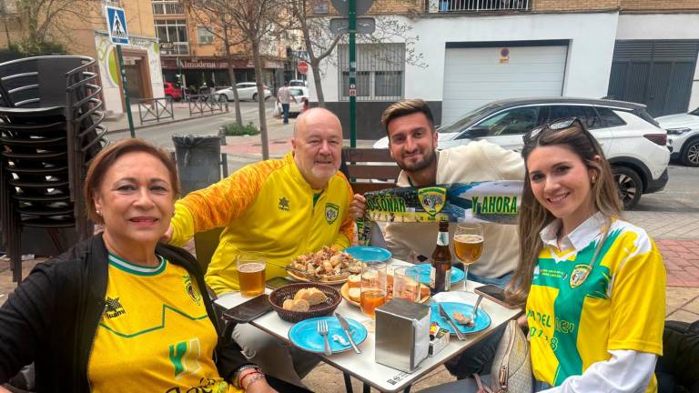 La marea amarilla toma las calles para recibir al Jaén Paraíso Interior