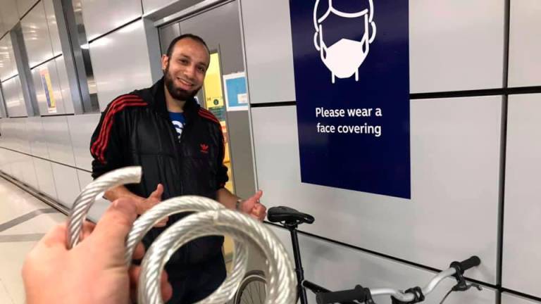 Un trabajador del metro de Londres evita el robo de una bici y espera 4 horas después de su turno para devolverla
