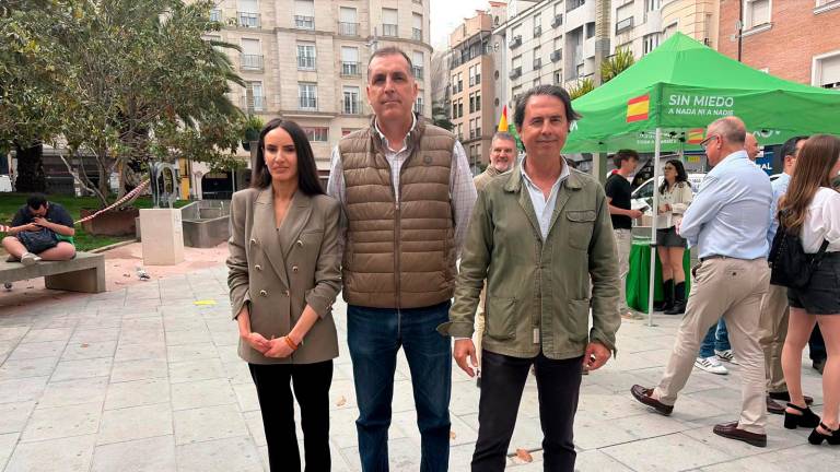 Alba Sánchez, Samuel Vázquez y Benito Morillo, en la atención a medios. / Francisco J. Marín / Diario JAÉN.