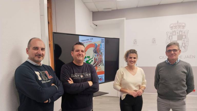 Rafael López, Juan Antonio Pérez de Castro, Beatriz López y Pedro Malagón posan delante del cartel de la prueba. / G. Moreno. / Diario JAÉN.