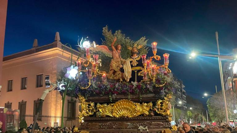 La Oración en el Huerto y María de los Desamparados se abren paso en la noche