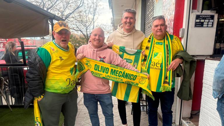 La marea amarilla toma las calles para recibir al Jaén Paraíso Interior