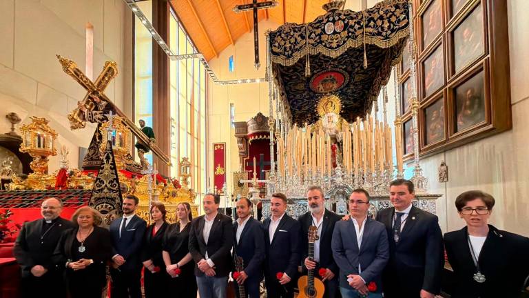 La capital se vuelca con El Abuelo en una emotiva ofrenda poética y floral previa a su esperada salida procesional