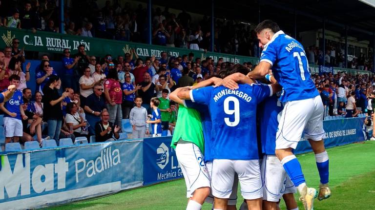 <i>Los aficionados del Linares Deportivo celebran uno de los dos goles de su equipo ante el Antoniano. / Antonio del Arco.</i>