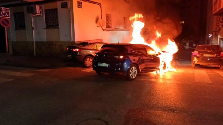 El coche en llamas tras el accidente / Policía Local de Jaén.
