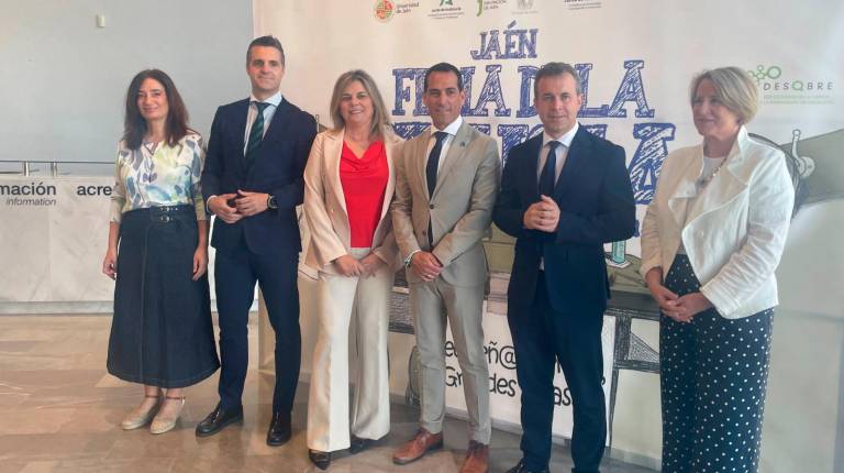 <i>Eva Funes, Luis Miguel Carmona, María Victoria López, Francisco José Solano, Julio Millán y Teresa Cruz, en la inauguración de la feria.</i>