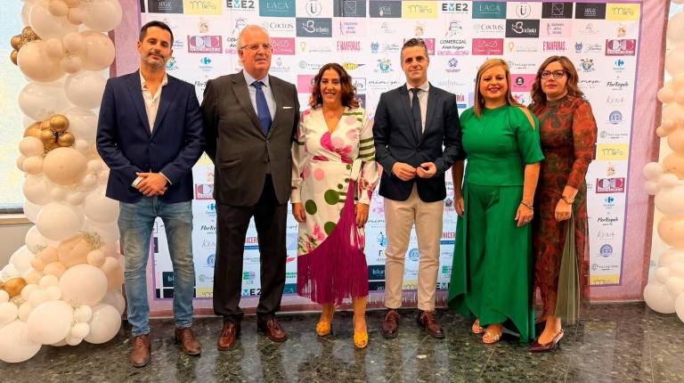 <i>El diputado de Empleo y Empresa de la Diputación de Jaén, Luis Miguel Carmona, junto a responsables de la Asociación de Empresarias Iliturgitanas posando en el photocall. / Diputación de Jaén. </i>