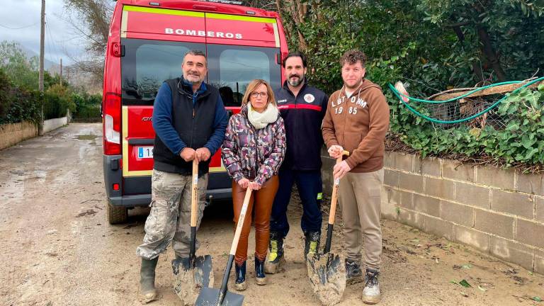 Vecinos y voluntarios se movilizan para recuperar la normalidad en el Puente de la Sierra